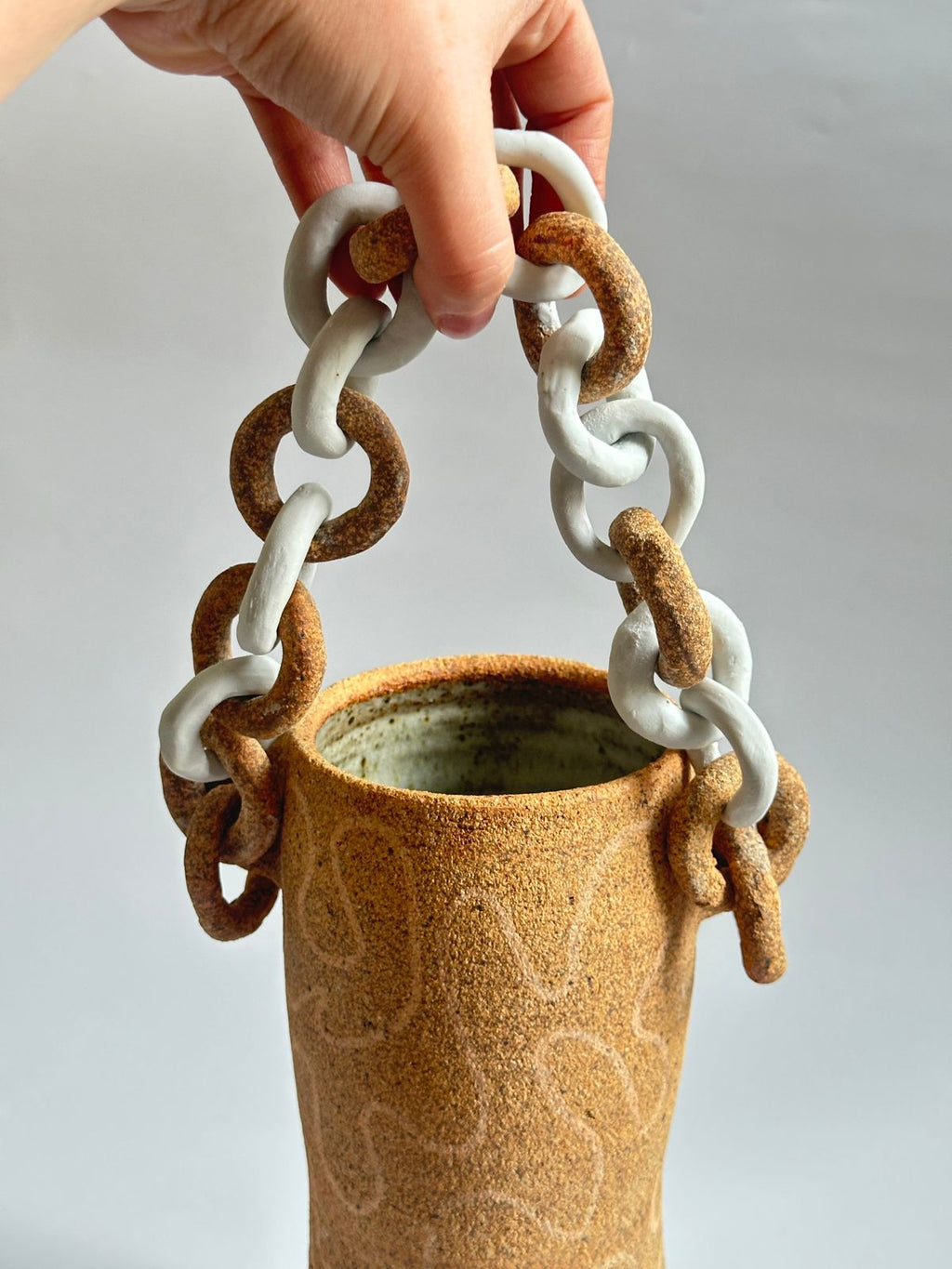 Vase Chains and lines T1