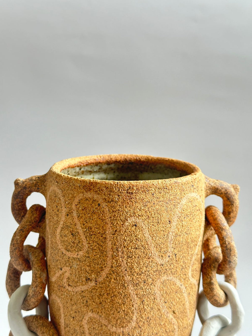 Vase Chains and lines T1